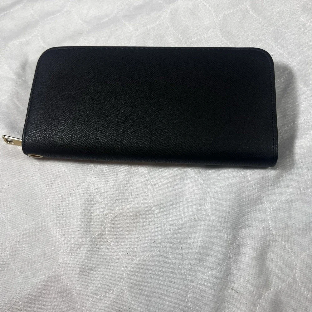 Black‎ Walled Zip Around